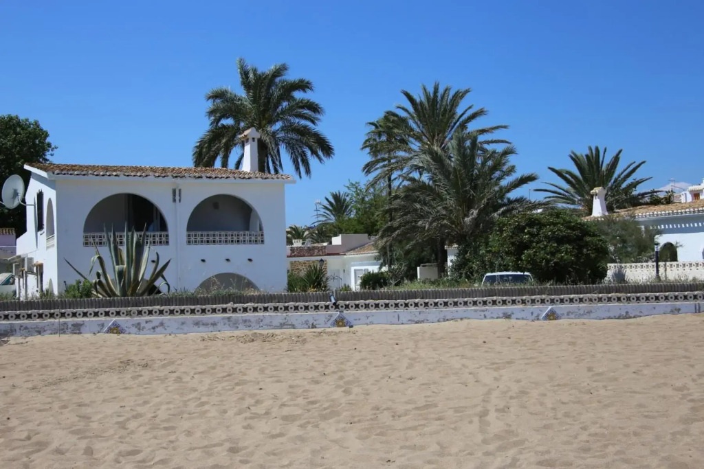 Urbanización El Oasis, 20 Villas en 1ª Línea Playa