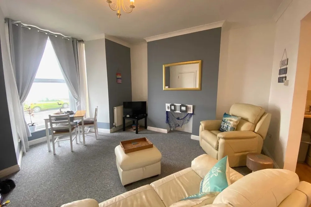 Beachfront Bolthole With Seaview in Idyllic Hythe