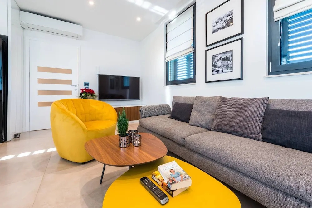Bright Luxurious 3 Bedroom Home With Sea View near Old town