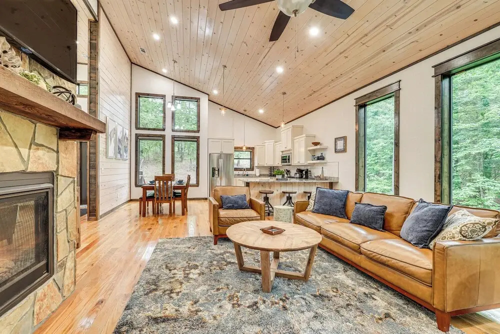 Modern, Luxe Cabin in Broken Bow w/ Hot Tub!