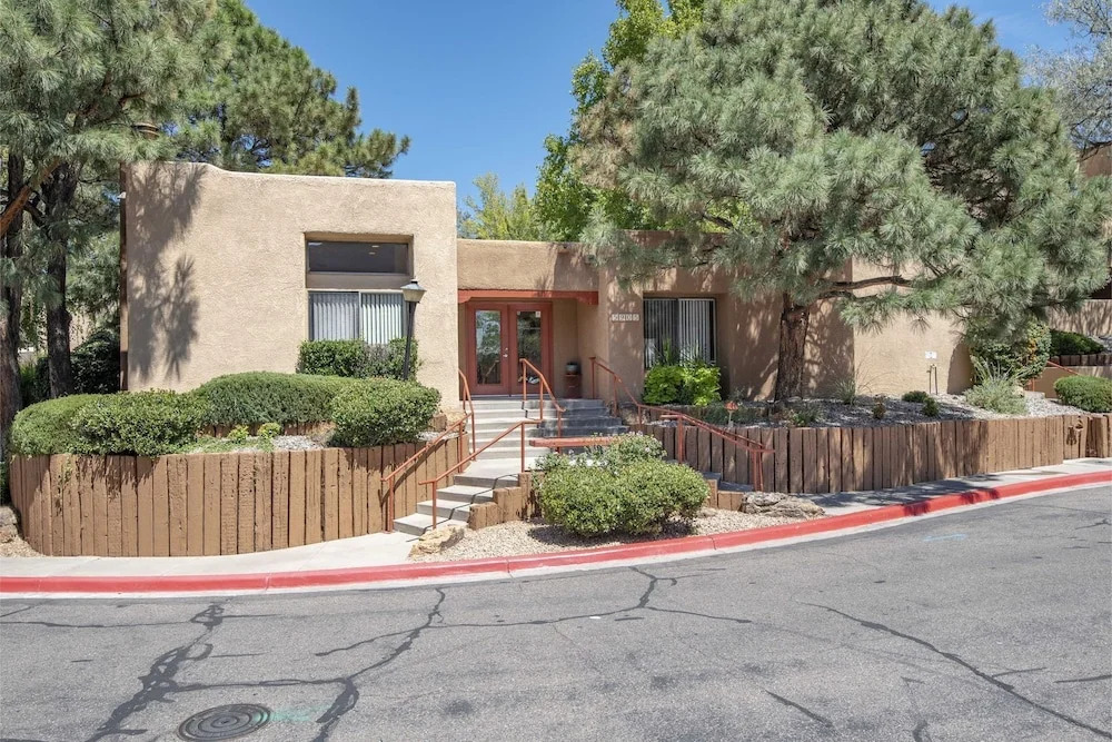 2 BR Apt w/ Pool, Laundry & Wifi by Frontdesk