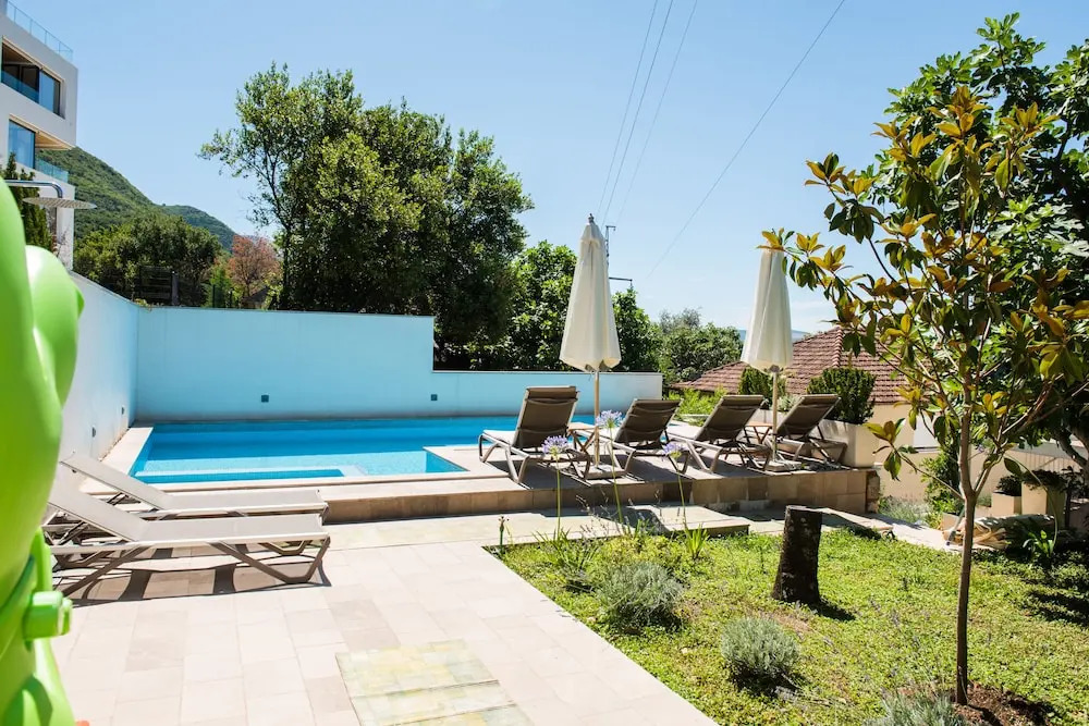 3 Bedroom 3 Bathroom Pool ,ivy House Montenegro