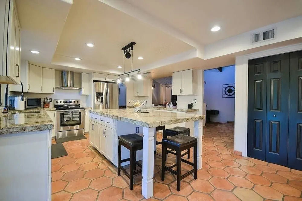 Tidy & Spotless Huge Paradise House - Private Pool & BBQ