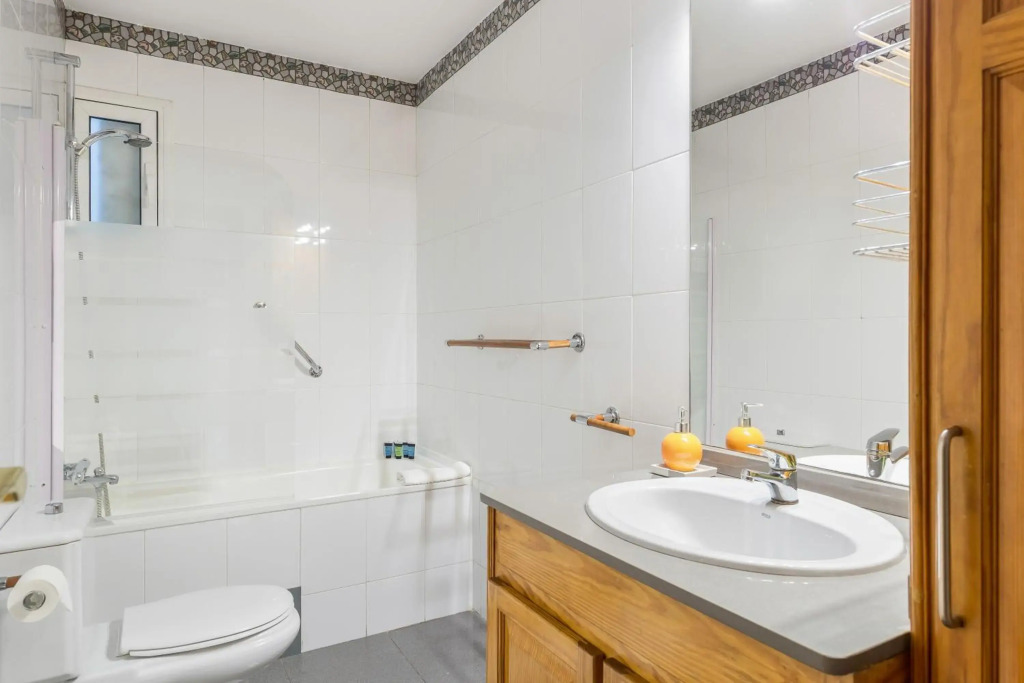 2-bedroom Bright and Classic Sagrada Familia Apartment