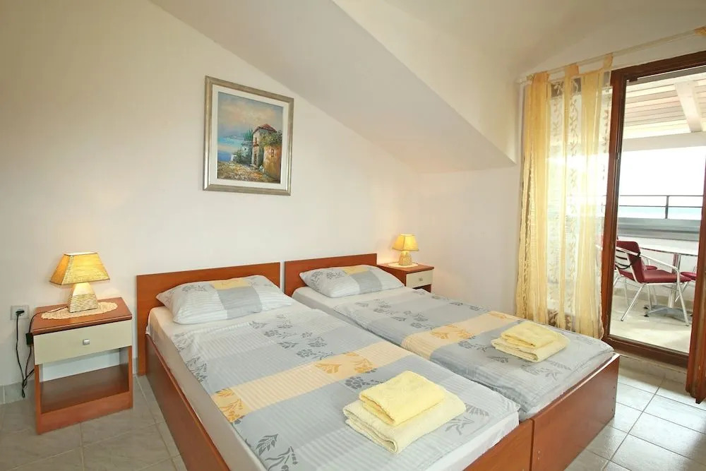 Apartments and rooms Eugenia