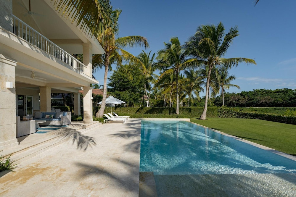 Arrecife 39 - Spacious 5BR Villa Near Beach Golf