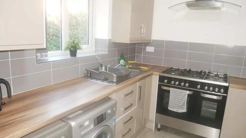 NEW Sleek 6BD Kensington Home Close to City