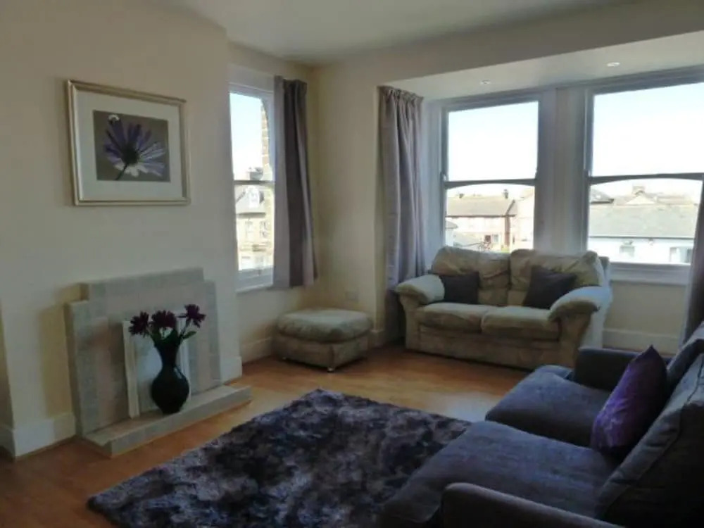 Light, Spacious 2 bed 2 Bath Flat. Sleeps 2-8