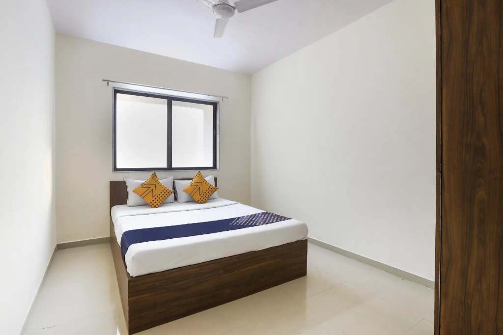 SPOT ON 64910 Varma Imperial Hotel