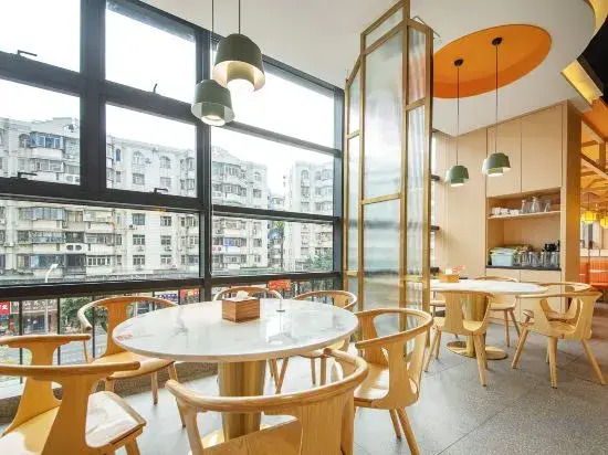 Xingfu Holiday Hotel (Buji Shenzhen East Railway Station Branch)