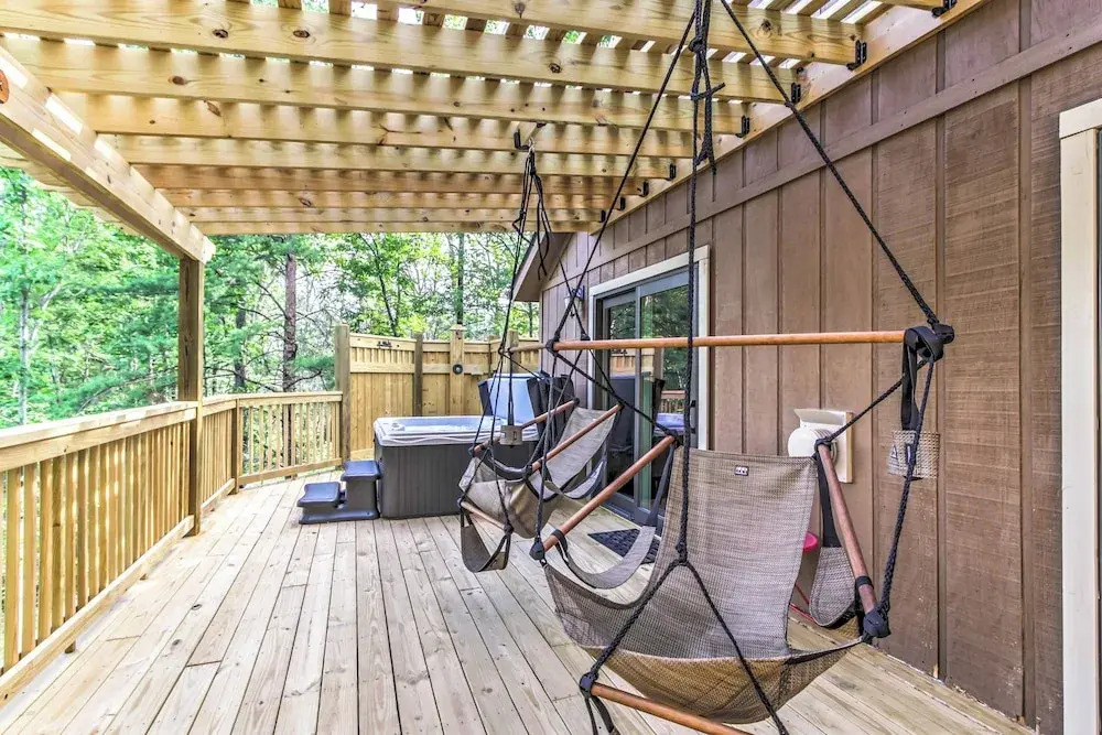 Hot Tub & Loft: Mountain-view Sevierville Cabin