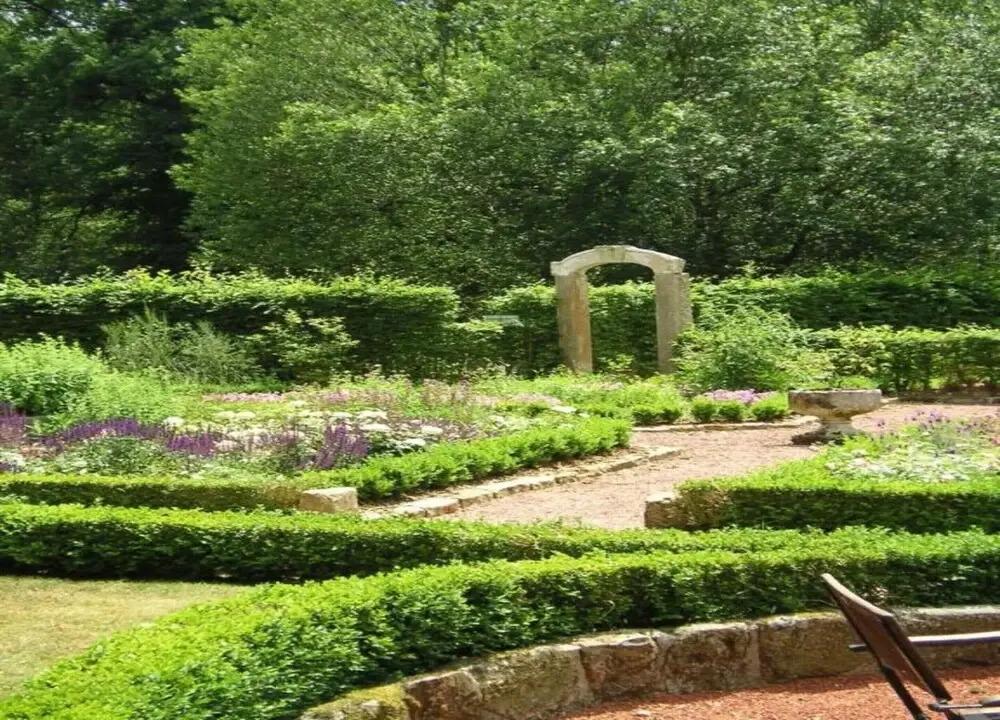 Family Escape With Garden