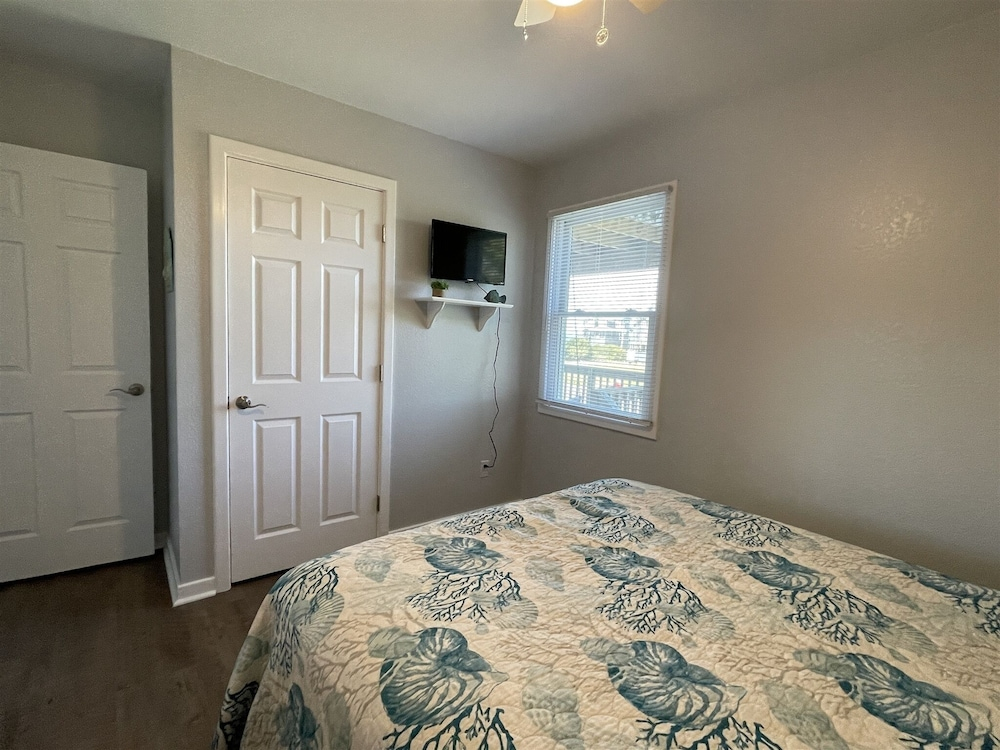 Hatteras Hideaway 3 Bedroom Cottage by RedAwning