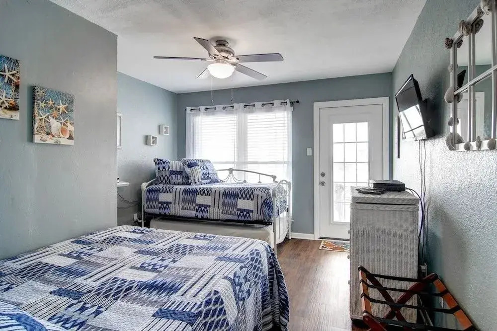 Beach Bumb Headquarters - 2 Br condo