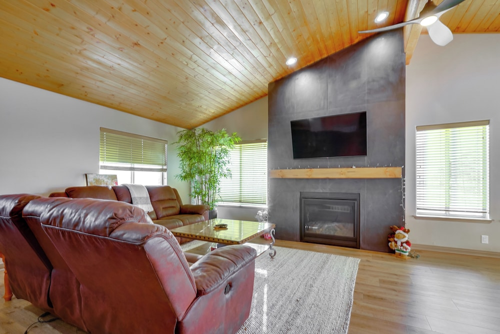 Walk to Cabriolet Lift! 3,600-sq-ft Family Home