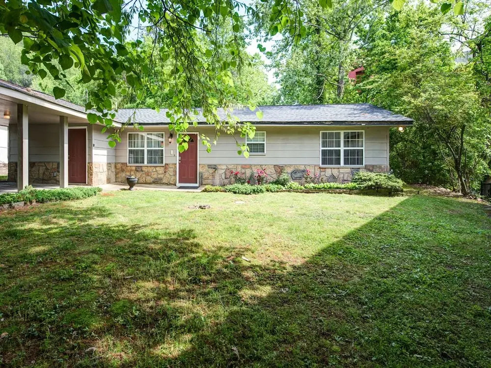 River Cottage 3 Bedroom Downtown Home with Hot Tub