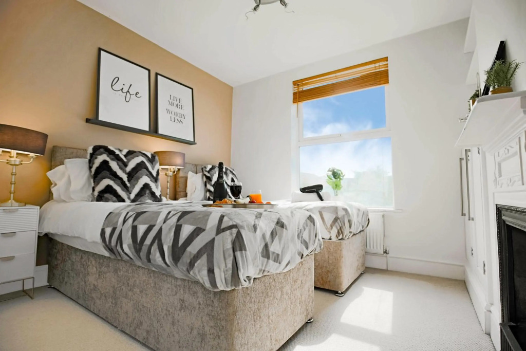 Central House with Pool Table, Smart TV and Free Parking by Yoko Property