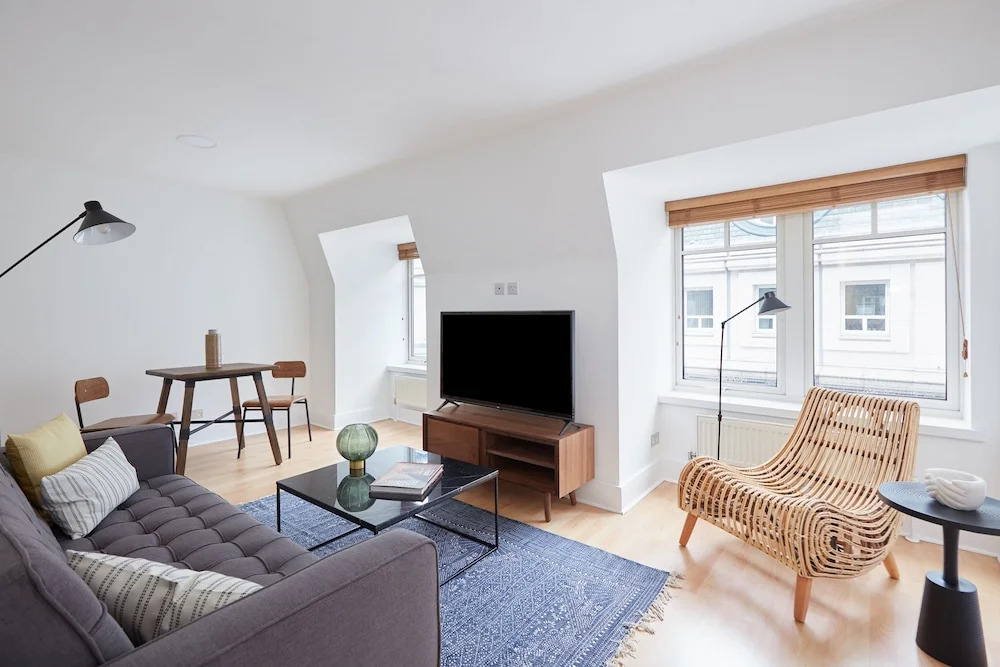 Charming Mayfair Suites by Sonder