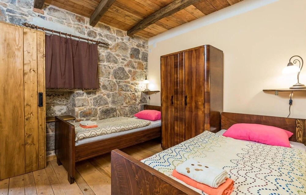 Nice Home in Veprinac with Outdoor Swimming Pool, Hot Tub & 5 Bedrooms