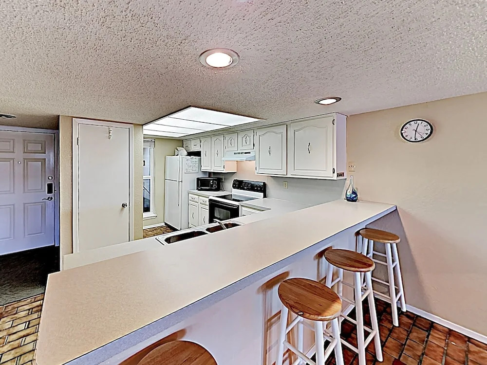 New Listing! Isle Gem: Pools, Spa - 2 Mins to Sand condo