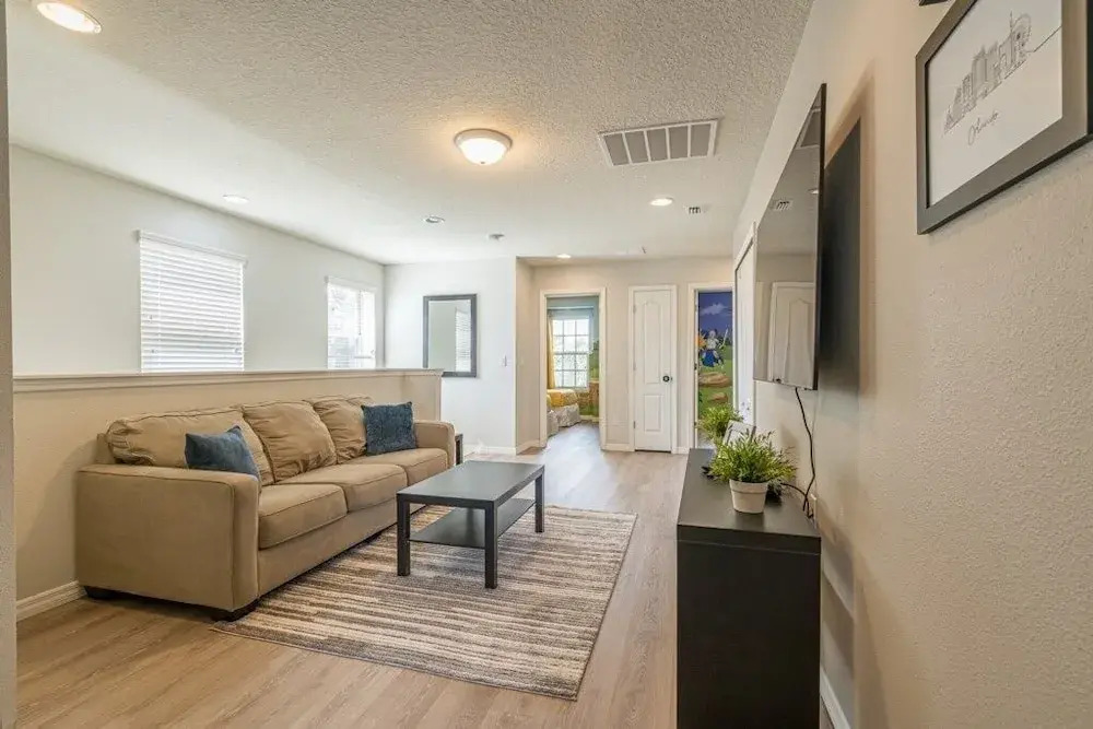Lovely 5br Townhouse At Windsor At Westside 5 Bedroom Townhouse by RedAwning
