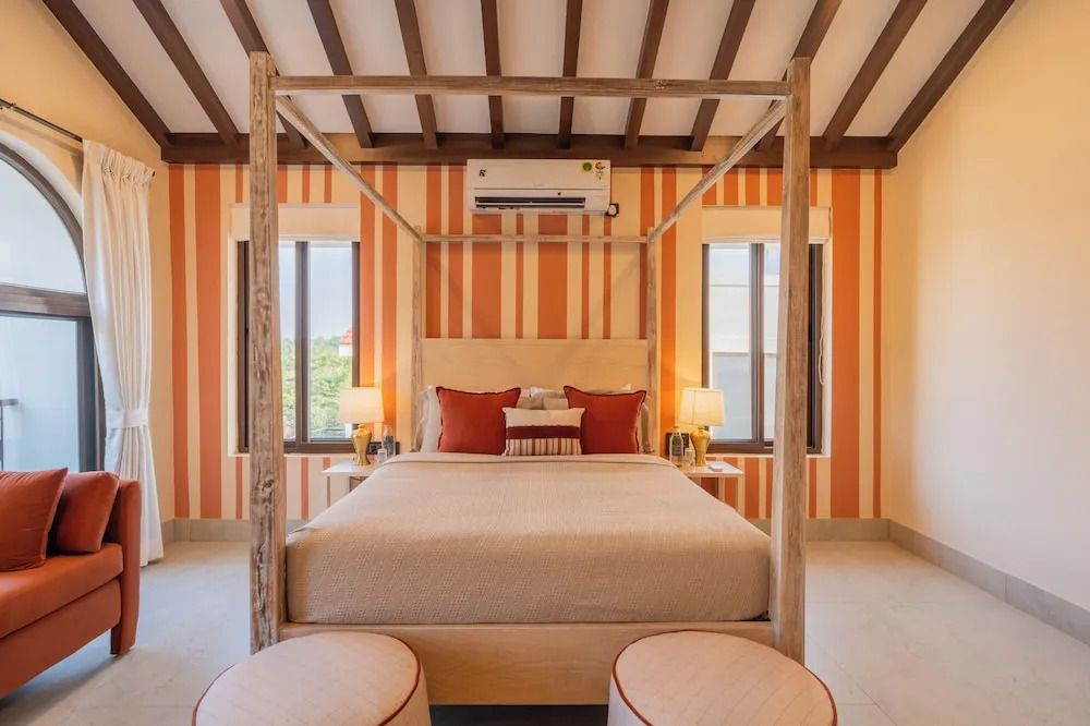 ELIVAAS Villa Paraiso 4 BHK with Pool & Bar