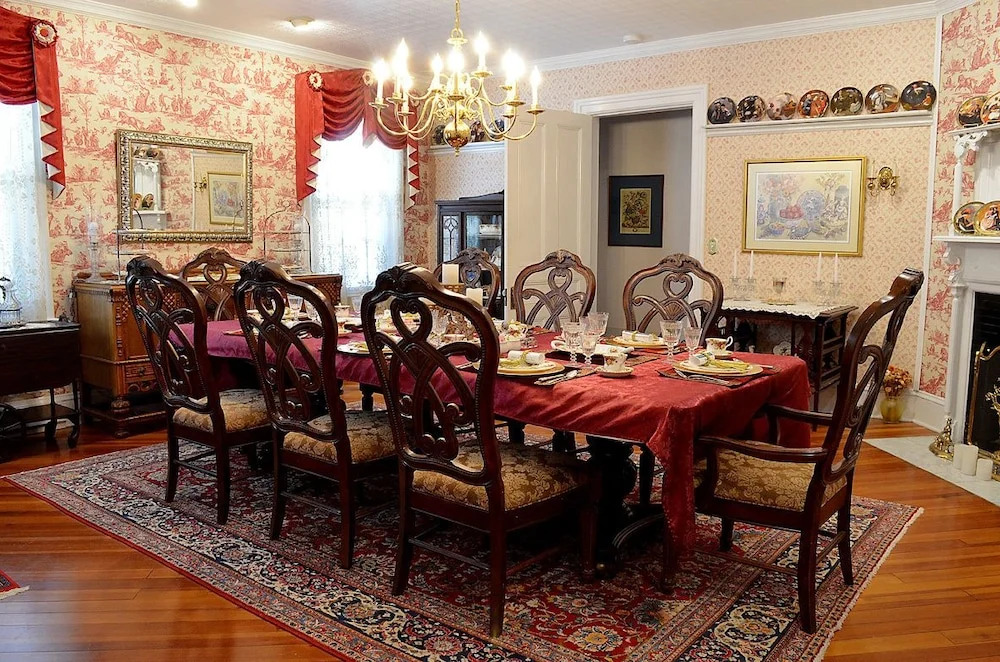 1862 Seasons on Main B&B