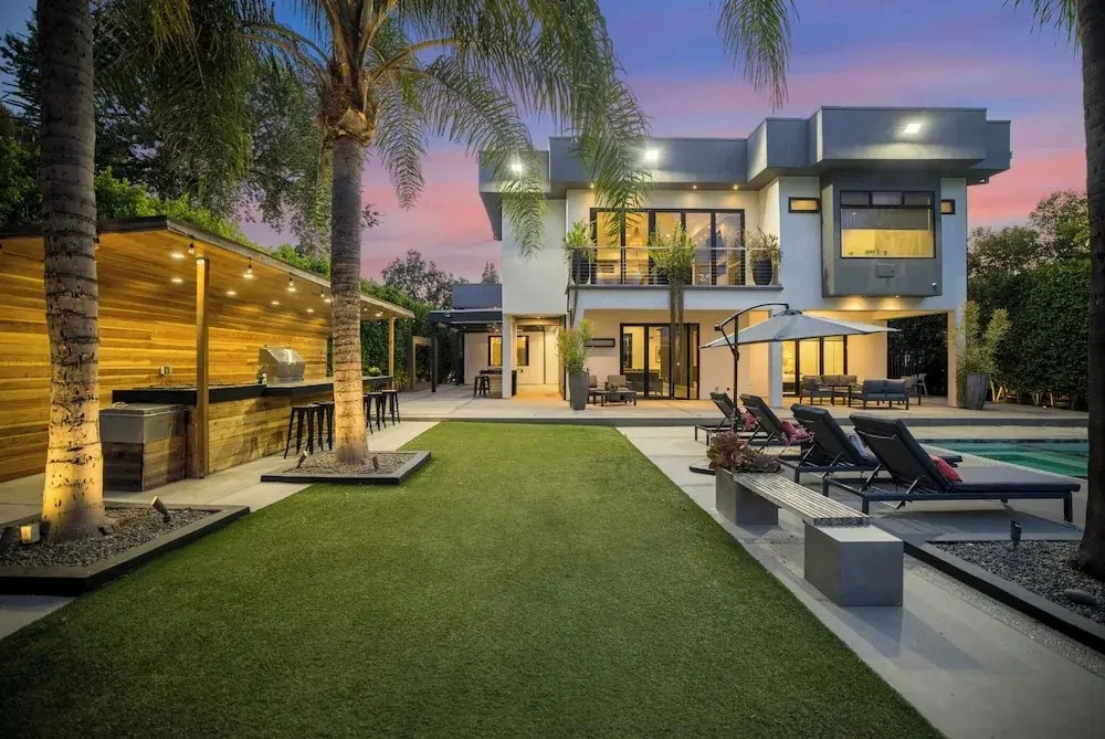 Louise Modern - Luxury Smart Estate in Encino w/ Pool, Gym & Spa