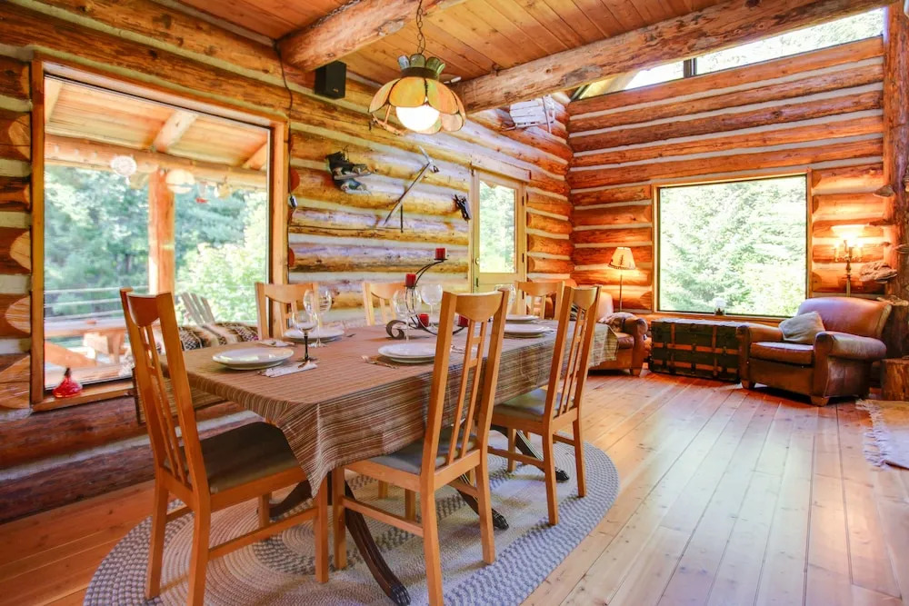 Cozy Easton Cabin w/ Wenatchee Nat'l Forest Views!