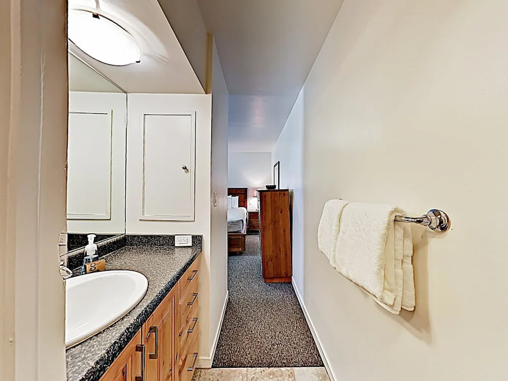 New Listing! Ski Basecamp W/ Hot Tub, Walk To Lift 3 Bedroom Townhouse