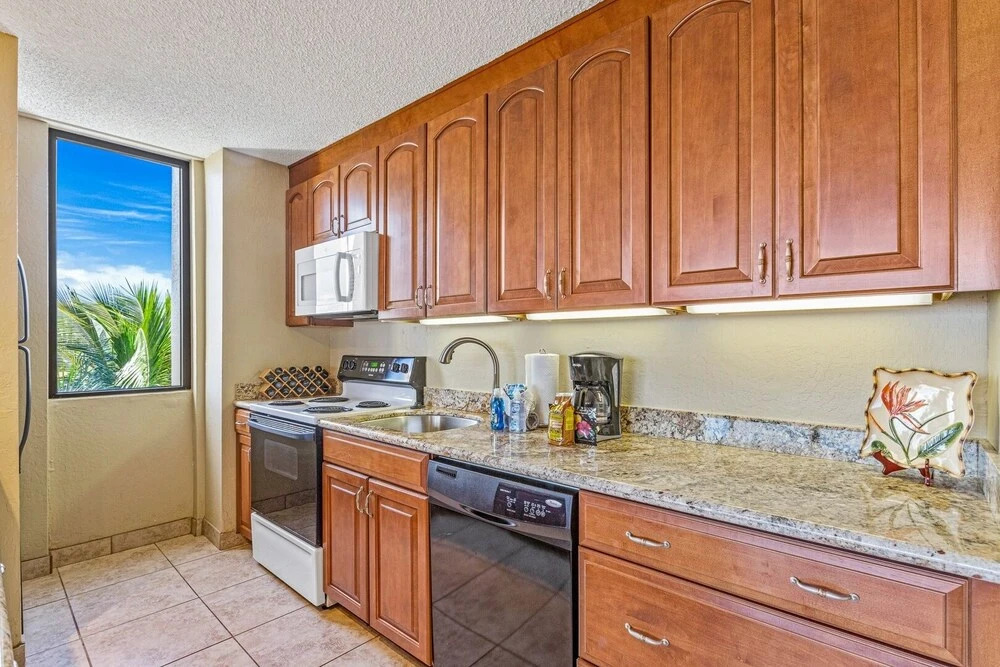Kaanapali Shores Studio 642 Studio Bedroom Condo by RedAwning