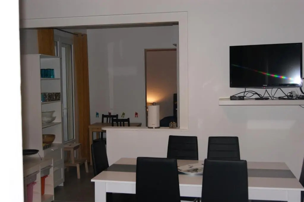 appartement individuelle refais a neuf,ds maison de maître,6 couchages dont un lit kingsize,cuisine avec lave vaisselle,rue privative pour se garer, accessibilité au jardin
