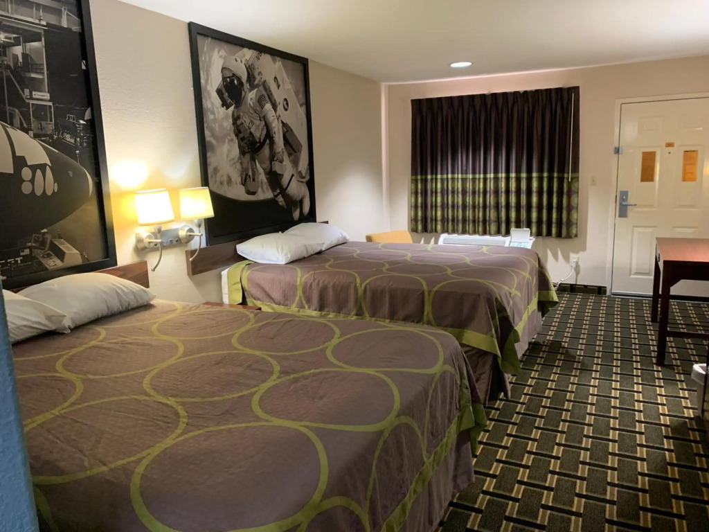 Super 8 by Wyndham Baytown I-10