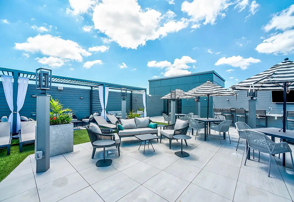 Luxurious 2BR - 2Bath W/ Gym | Downtown at Yale