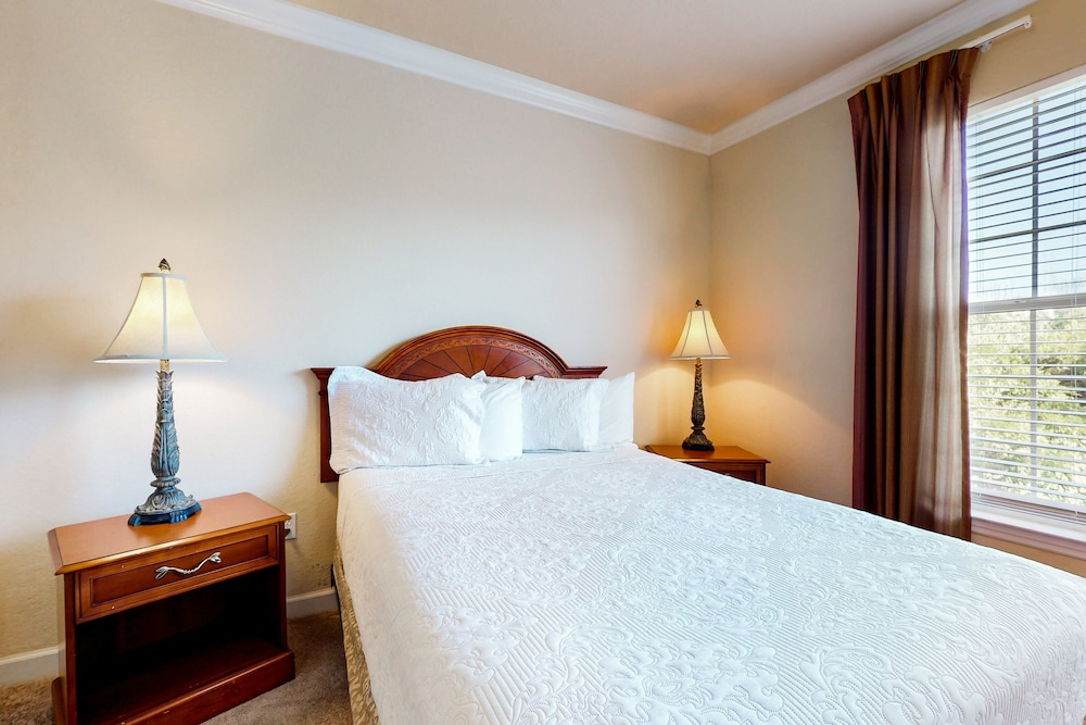 Resort Condo With Heated Pool, Gym, BBQ Area, Balcony, W/d, Children's Pool, AC