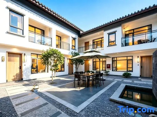 Songfengju Courtyard Hotel (Xingyi Wanfenglin Airport & High-speed Railway Station Branch)