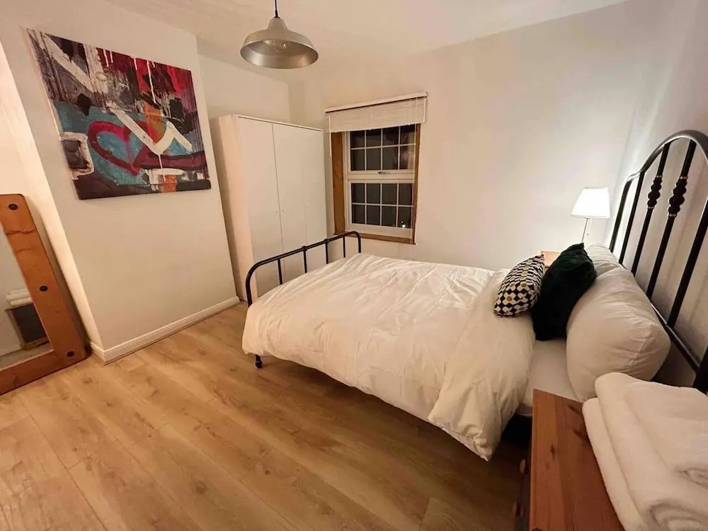Essex 2-bed House nr Stanstead With Arcade Machine