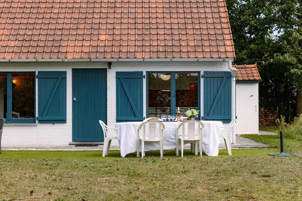 Cosy Bungalow Near the sea With car Bike Parking