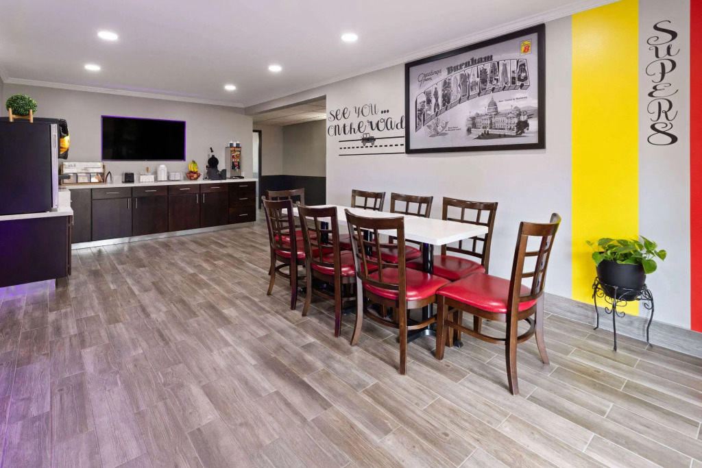 Super 8 by Wyndham Burnham/Lewistown