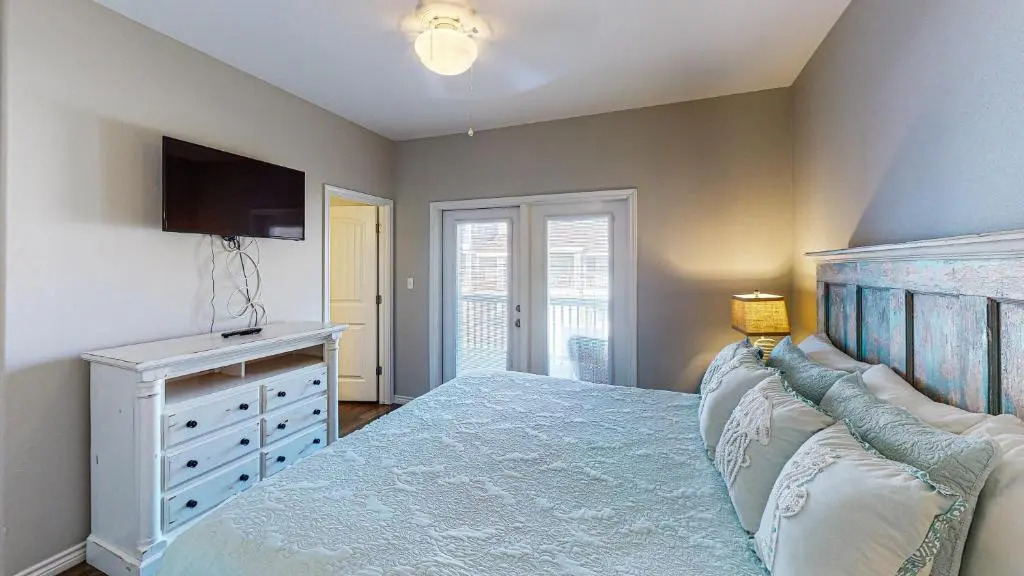BC403 Fabulous Townhome with Beach Decor, Shared Heated Pool, Garage Access
