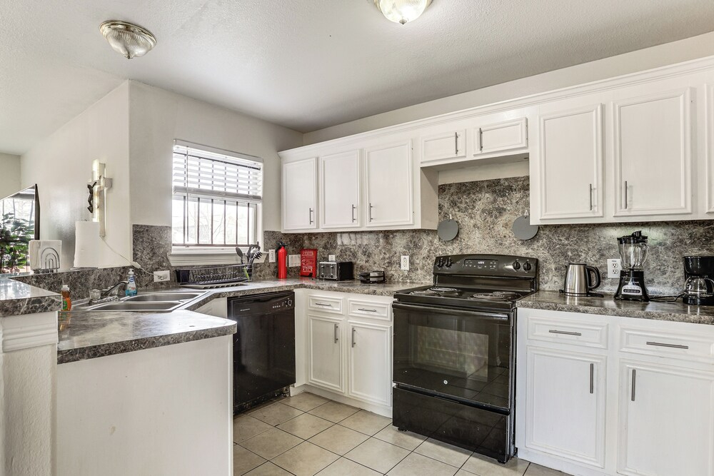 Ideal Location 4 Mi to Med Center! Houston Duplex