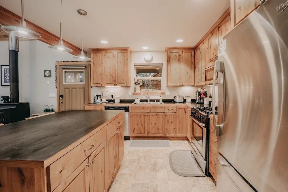 52gs - Hot Tub - Wifi - Pets Ok - Wood Stove - Sleeps 6 2 Bedroom Home by RedAwning