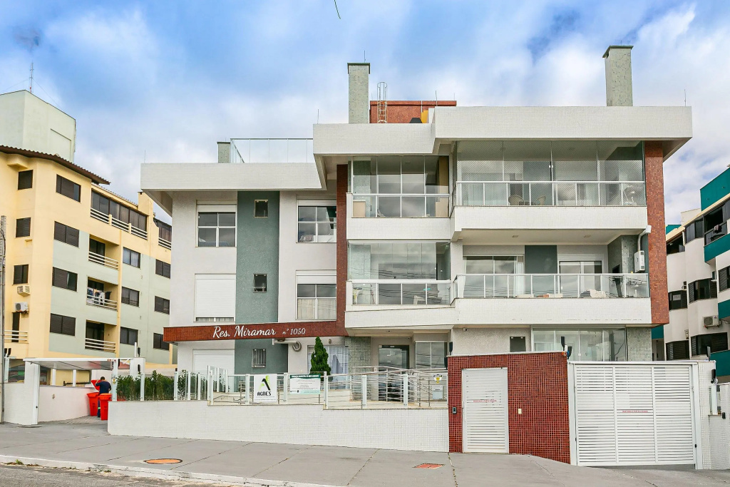 Apto Moderno c/ piscina - quadra mar - RMI201