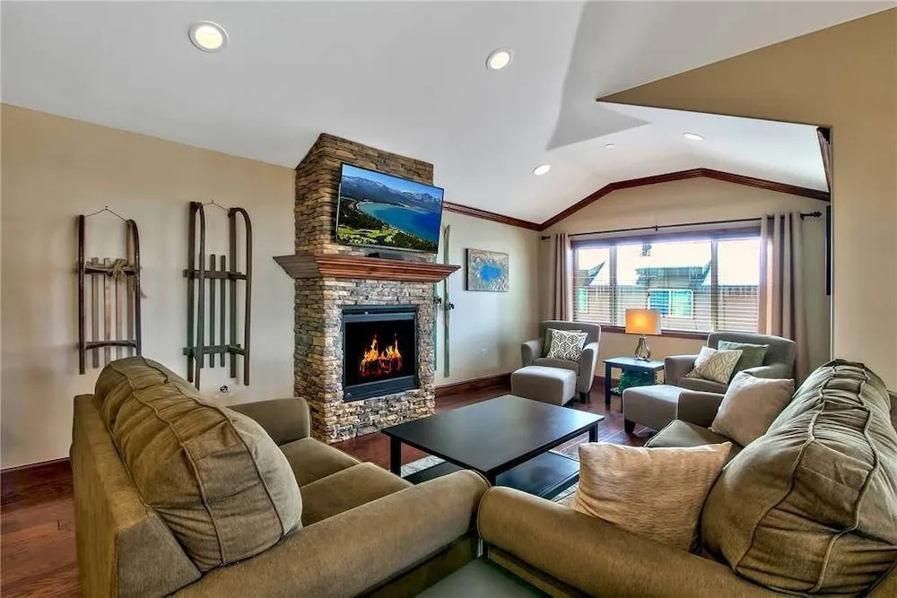 Conifer - 3 Br condo by RedAwning
