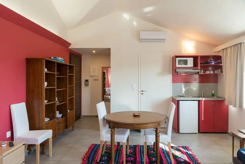 CHROMA Lodge Pikermi