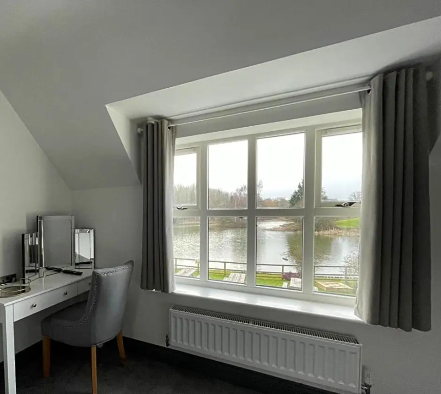 Cadmore Lakeside Hotel