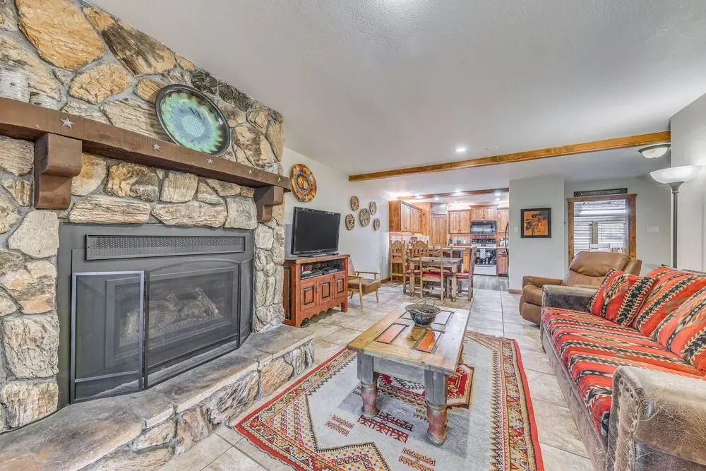 Ruidoso Condo w/ Hot Tub: Long Walk to Midtown!