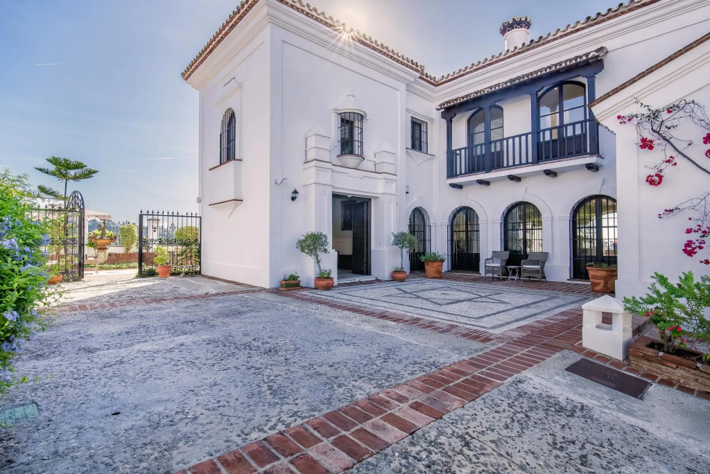 18024 - Superb Villa Near Beach With Heated Pool