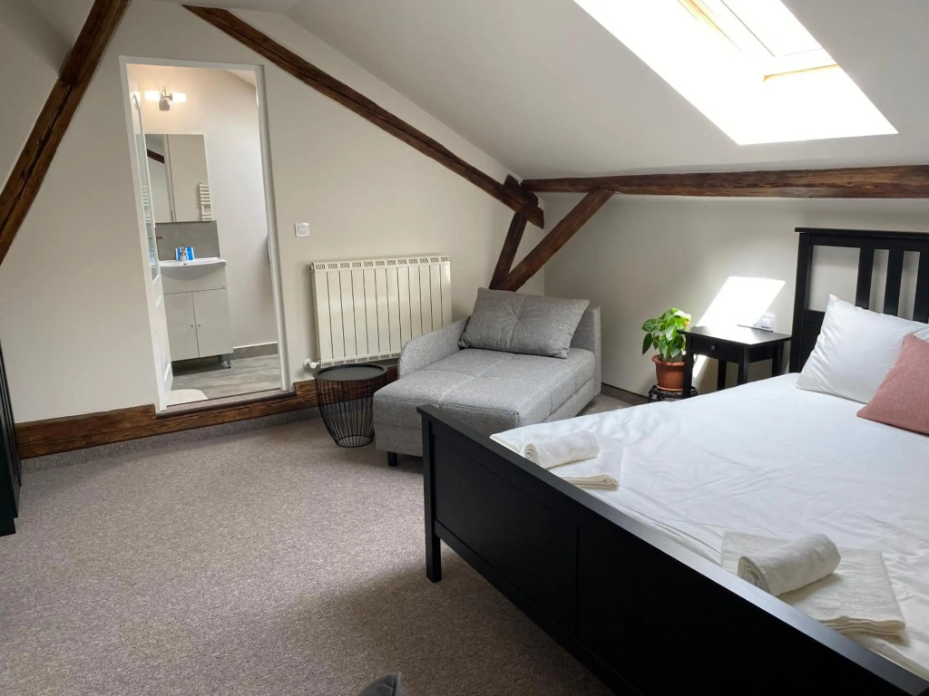 Theater Guesthouse with Parking