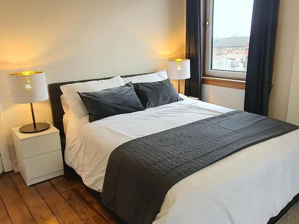 Large 3 Bed Apartment Glasgow West End Free Parking & Electric Vehicle point